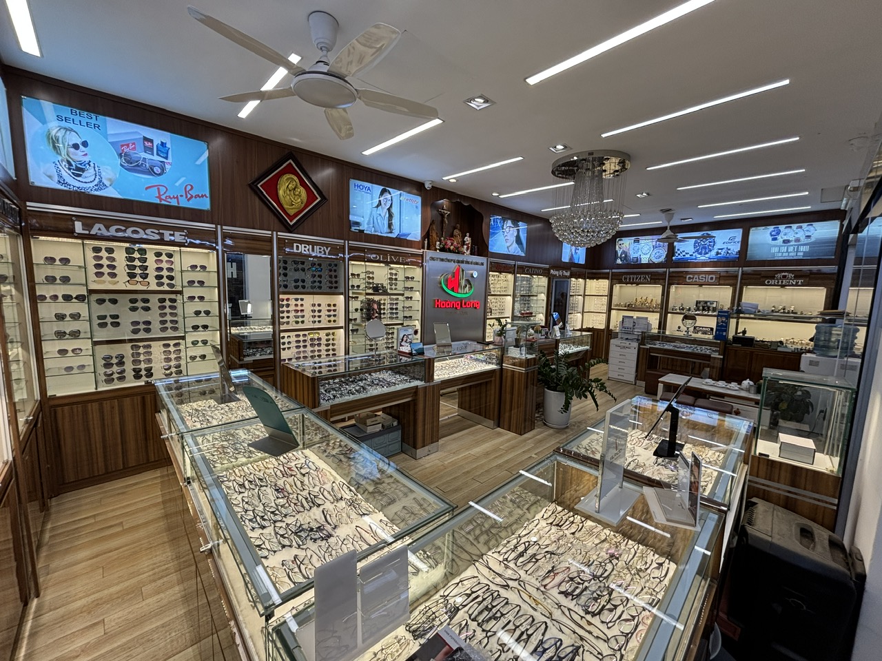 Showroom Kinh Hoang Long