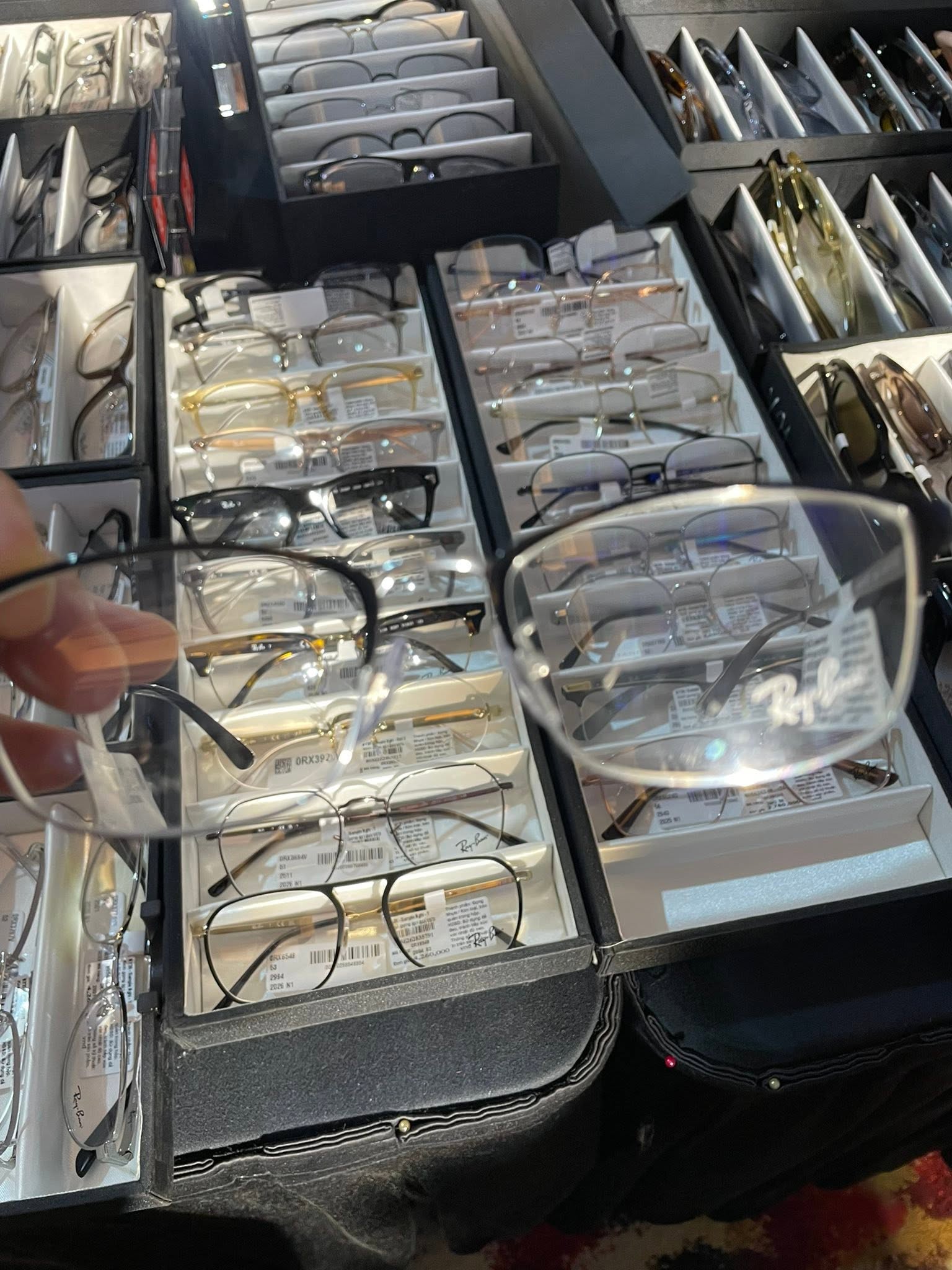 hoi nghi khach hang Essilor